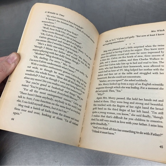 Vintage A Wrinkle in Time by: Madeleine L'Engle, paperback book - Picture 3 of 6